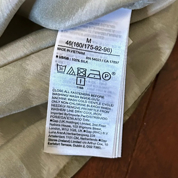 Banana Republic 100% Silk Top Size M button down cap sleeve green beige like new - Picture 7 of 7